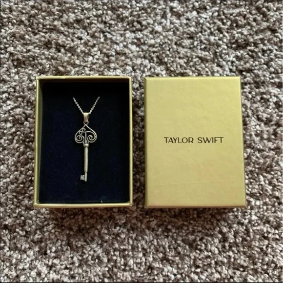 Taylor Swift Silver Key Necklace - Picture 5 of 12